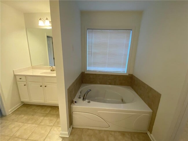 Building Photo - 1551 Park Knoll Trail NE