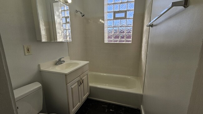 Building Photo - 3800 N Wilton Ave