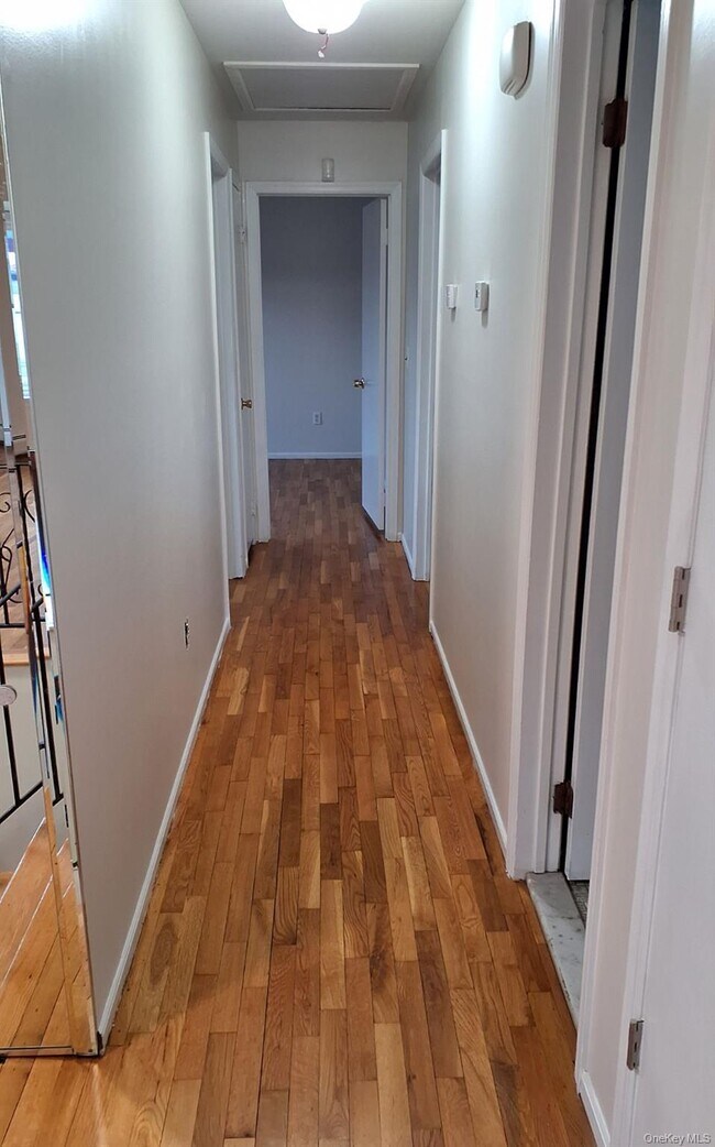 Building Photo - 5 Suzie Dr