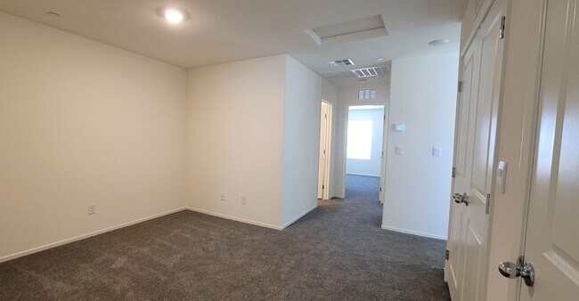 Building Photo - LIKE BRAND NEW AND BEAUTIFUL! 3 BEDROOMS, 2.5 BATHS