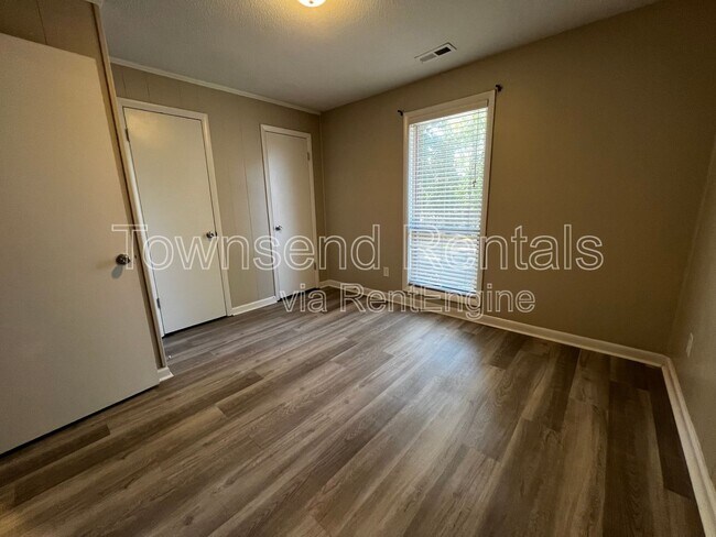 Building Photo - 5853 Century Oaks Dr