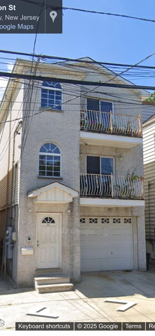 Primary Photo - 193 Hutton St