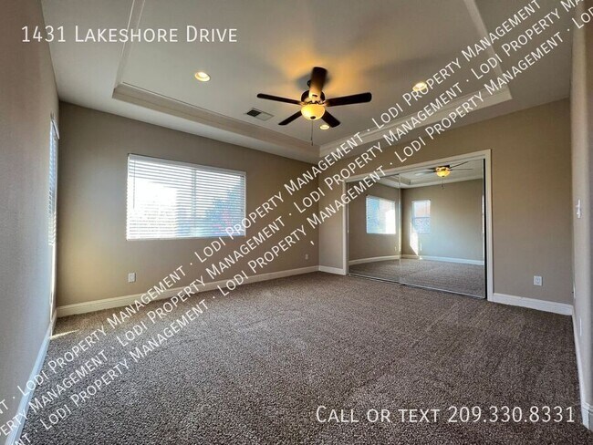 Building Photo - 1431 Lakeshore Dr