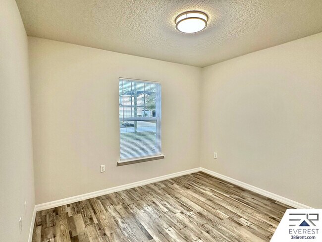 Building Photo - 10 Ryall Ln