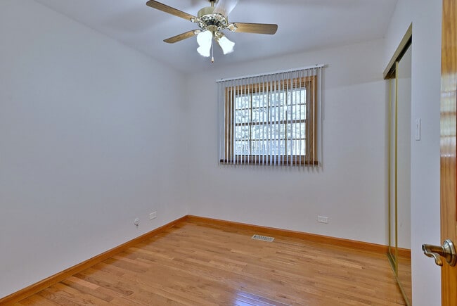 Building Photo - 714 N Lakeside Dr