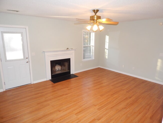 Building Photo - Adorable!!  Centrally located on quiet Cul...