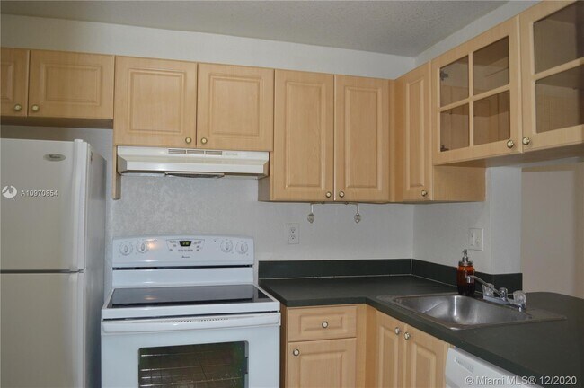 Building Photo - 9320 Fontainebleau Blvd