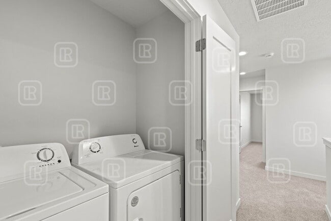 Building Photo - 212 S Woodlawn Rd