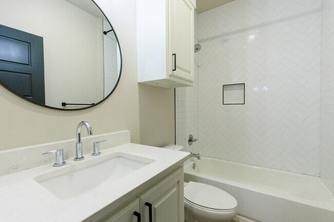 Building Photo - 5825 Grinnell St