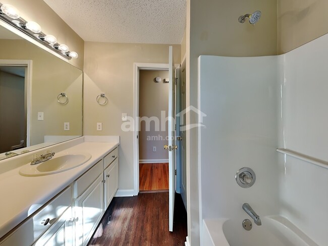 Building Photo - 212 Thorncrest