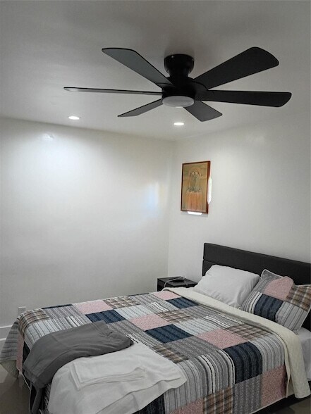 Building Photo - 2701 NE 9th Ave