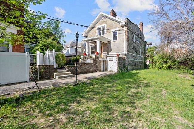Primary Photo - Evanston- Charming 3 bedroom 1 Bath