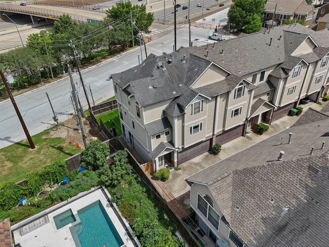 Building Photo - 2402 Calumet St