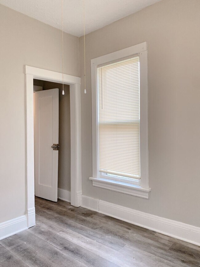 Building Photo - Large 2 bed 1 bath house