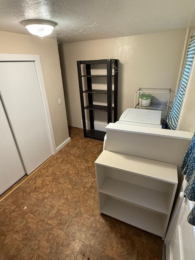 Building Photo - Great 2 Bedroom Rental Home in Crocker Highland District