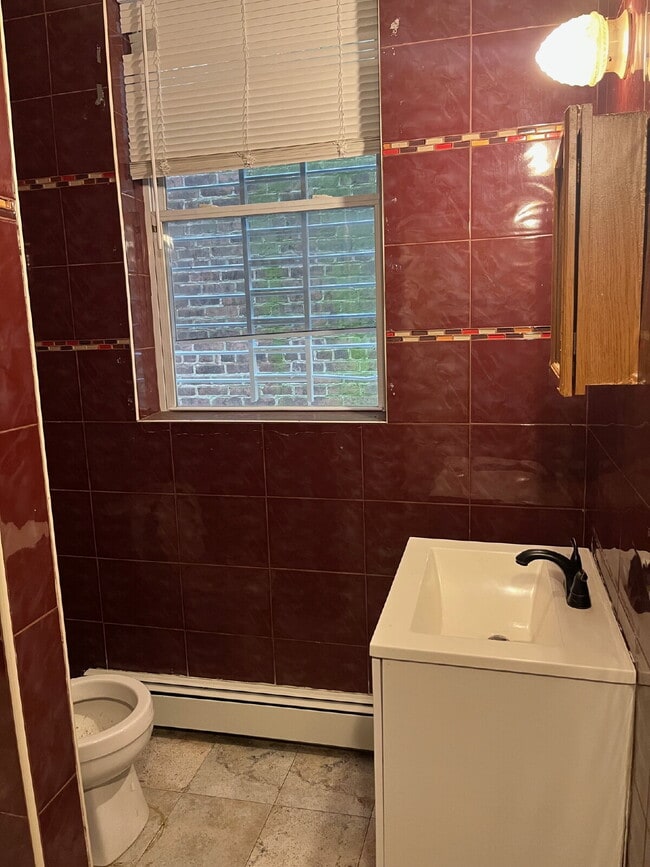 Building Photo - "Charming 1-Bedroom Retreat on North Clint...