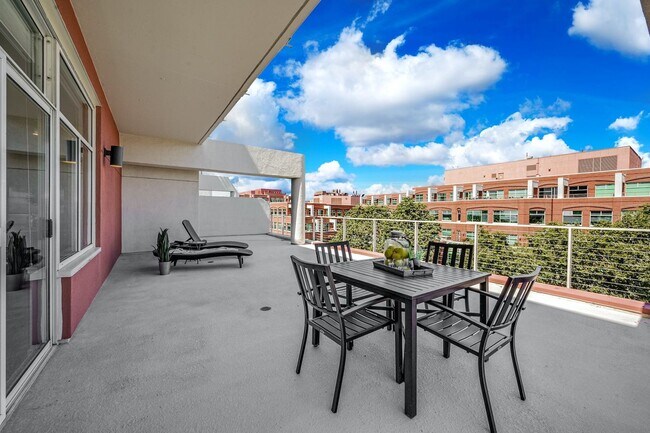 Building Photo - Bright 2 bedroom with open floor plan and spacious terrace!