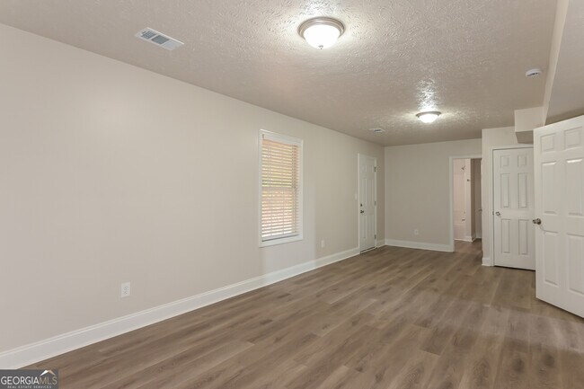 Building Photo - 1599 Queen Elizabeth Dr