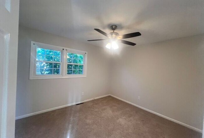 Building Photo - Brick one level home, Live Oak Tree, 3-4 bedrooms, fenced yard, deck.