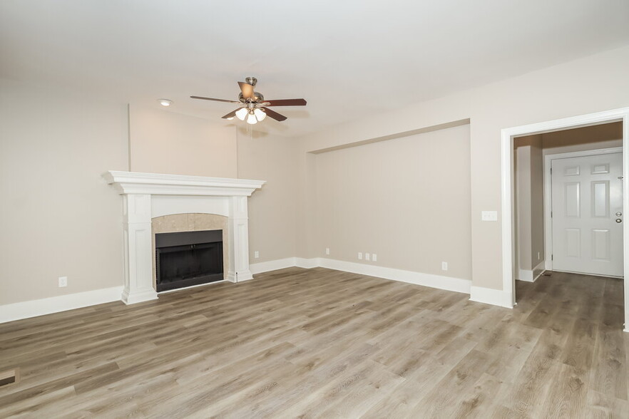 Building Photo - 3073 Essex Dr