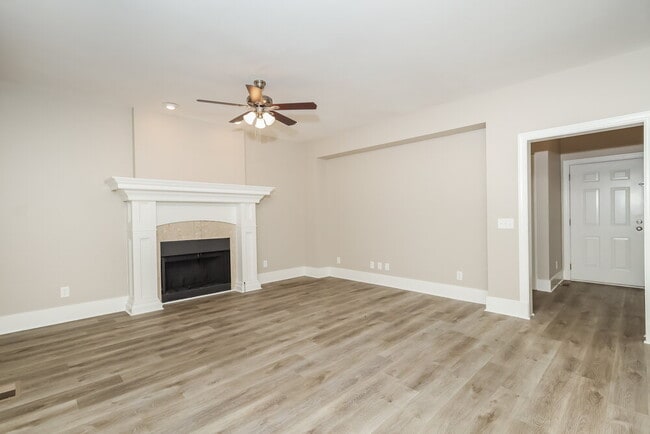 Building Photo - 3073 Essex Dr