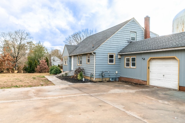 Building Photo - 104 Geissinger Ave