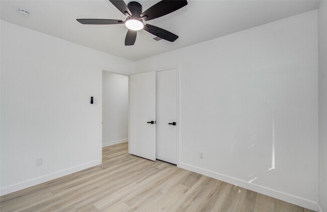 Building Photo - 1888 Saxony Ln