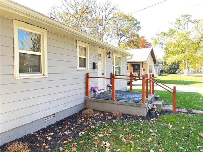 Building Photo - 2617 E 6th St