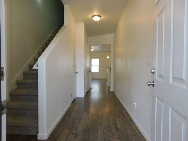 Building Photo - Townhome Near Shopping