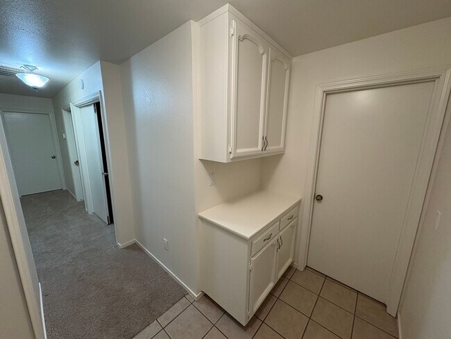 Building Photo - SW Visalia Home Available Now!