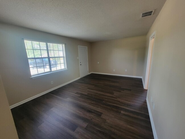 Building Photo - 103 Blue Ct