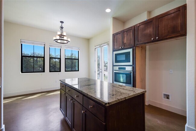 Building Photo - 18400 Lakepoint Cove