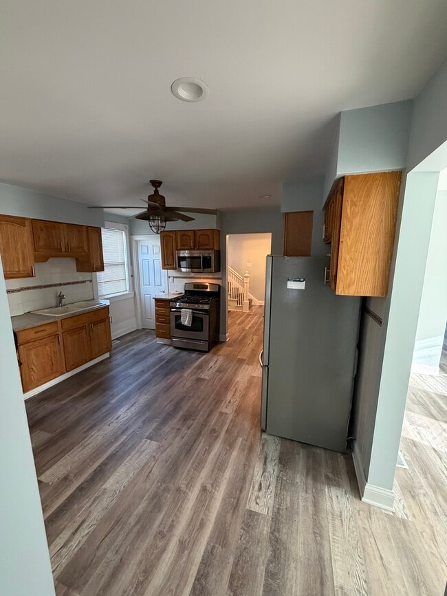 Building Photo - 218 S 14th Ave