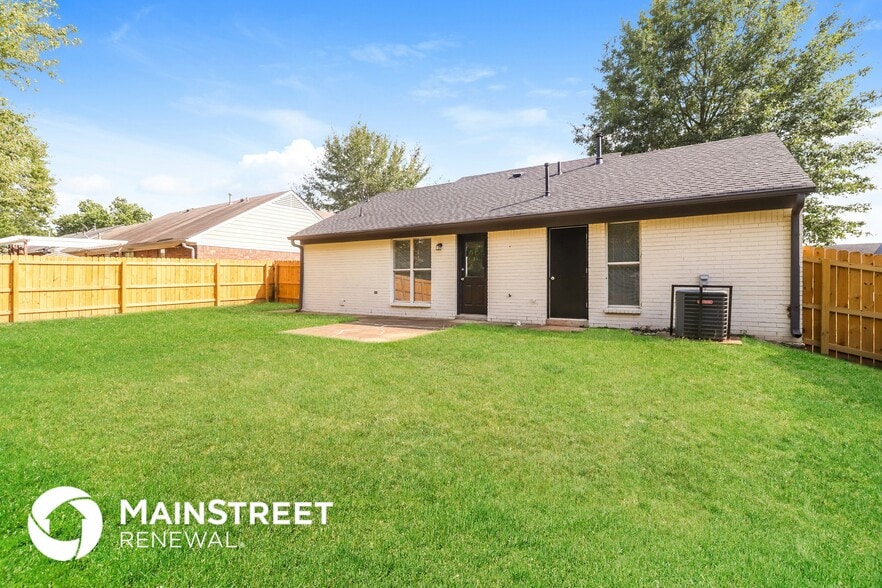 Building Photo - 10626 Oak Leaf Dr