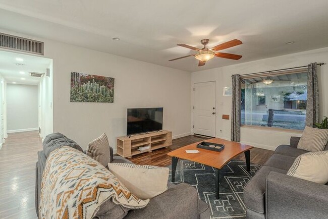 Building Photo - Fully Furnished 3 Bed 2 Bath & Garage in N...