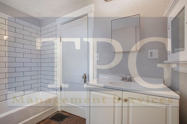 Building Photo - 4241 Charlotte St