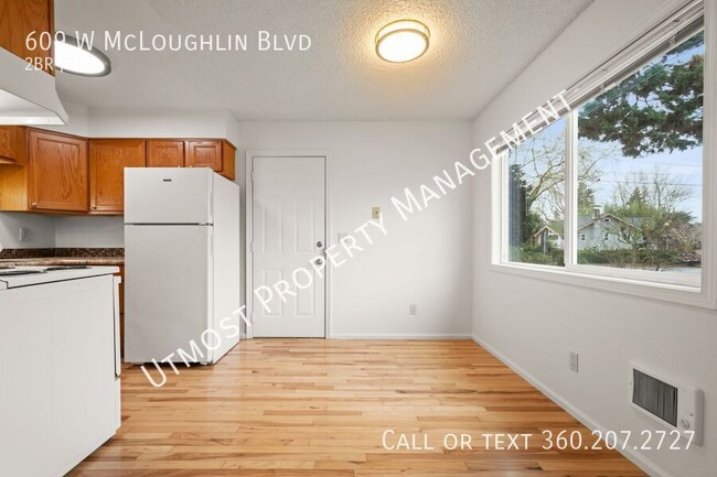 Building Photo - Cute 2BD 1BA Duplex in Downtown Vancouver ...