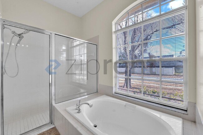 Building Photo - 2012 Dumont Dr