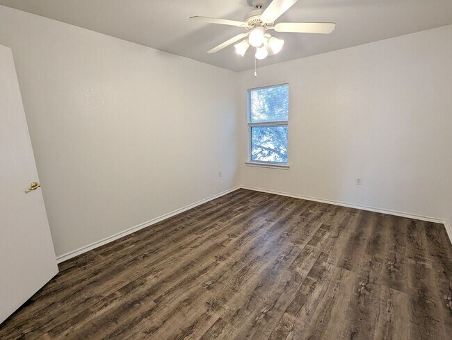 Building Photo - 3 Bed / 2 Bath Home with Private Backyard