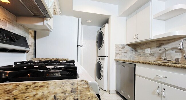 Building Photo - 2 Bedroom/ 2 Bath Condo In The Heart of Gl...