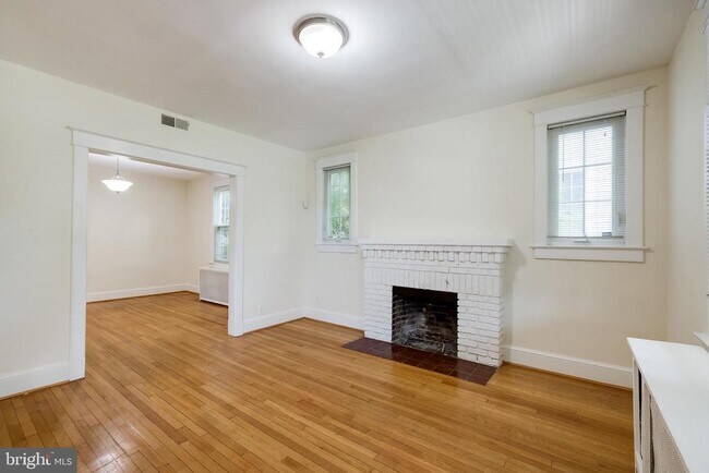 Building Photo - 4209 Ellicott St NW