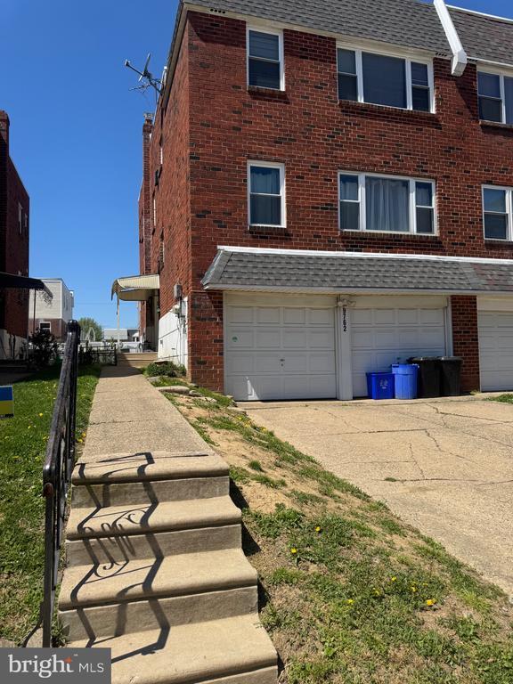 Building Photo - 9762 Hilspach St