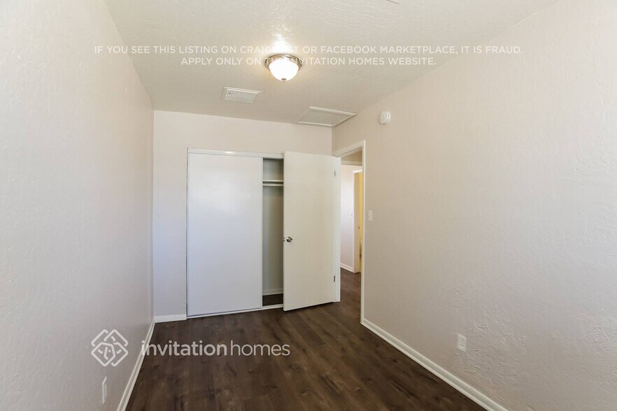 Building Photo - 1635 E Violet Dr