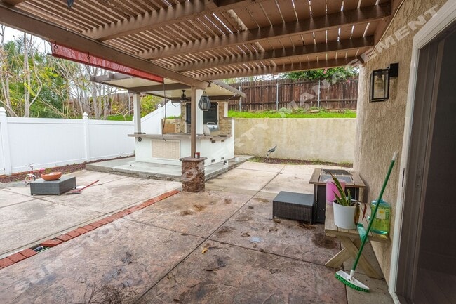 Building Photo - Luxury 4 Bed 3 bath