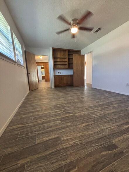 Building Photo - 1931 Post Oak Dr