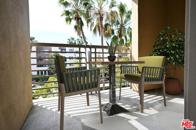 Building Photo - 5831 Seawalk Dr