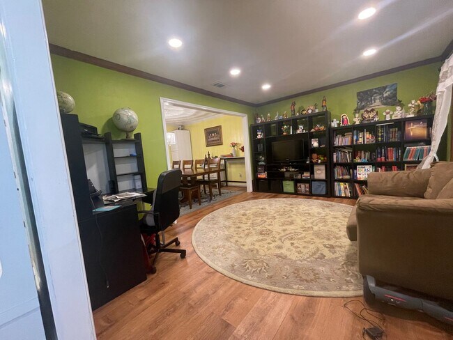 Building Photo - BEAUTIFUL 4 BED / 2.5 BATH SF IN COVENTRY