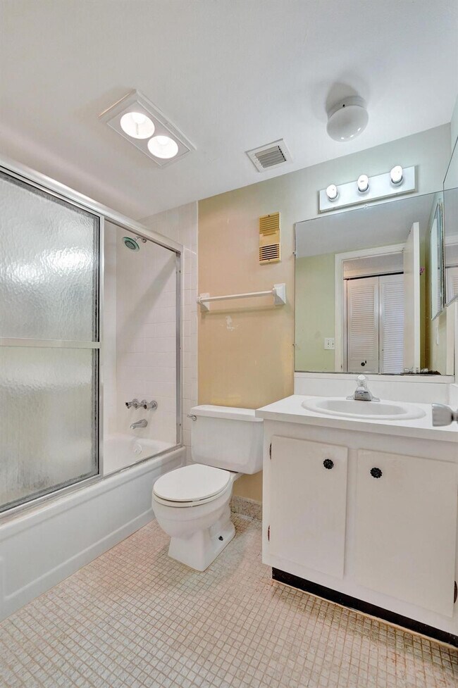 Building Photo - 9440 Poinciana Pl