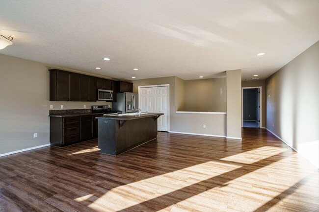 Building Photo - 3 Bedroom 2.5 Bath Duplex -Quick Easy Acce...