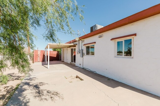 Building Photo - 3 Bedroom 2 Bathroom